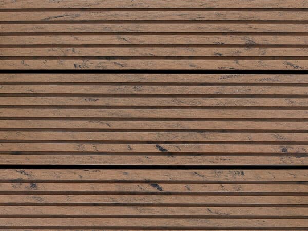 WARI Terrassendielen WPC massiv braun – verlegter Terrassenboden grob genutet ohne Dekoration