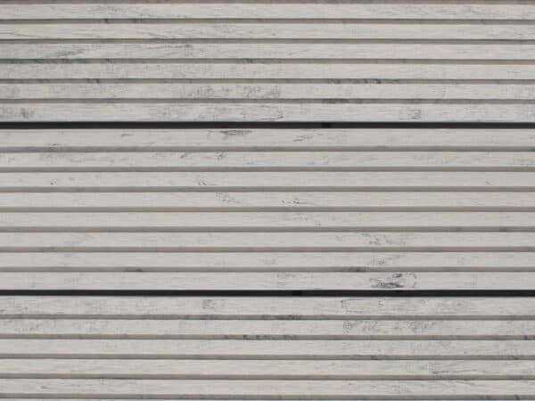 WARI Terrassendielen WPC massiv grau – verlegter Terrassenboden grob genutet ohne Dekoration