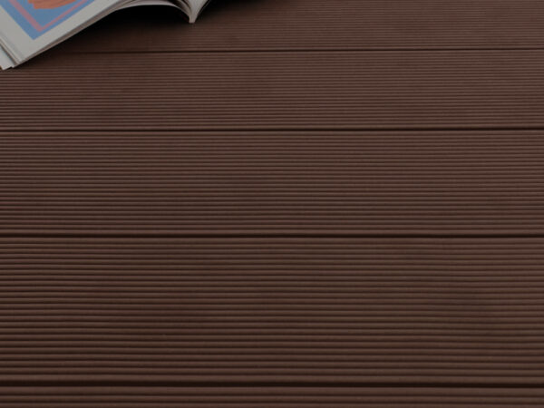 WARI Terrassendielen WPC Hohlkammer braun – verlegter Terrassenboden fein geriffelt mit Dekoration