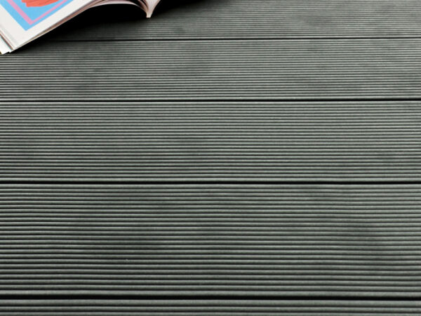 WARI Terrassendielen WPC Hohlkammer grau – verlegter Terrassenboden fein geriffelt mit Dekoration