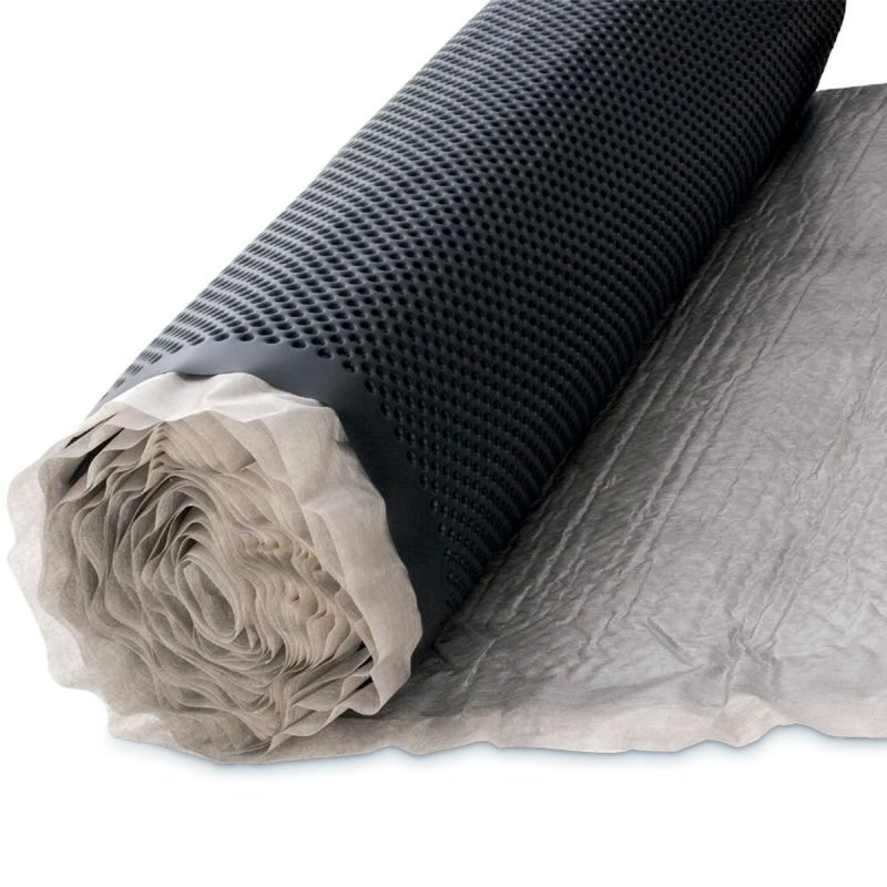 Rolle jafo drain vlies noppenbahn freigestellt und teilweise abgerollt auf weißem Hintergrund