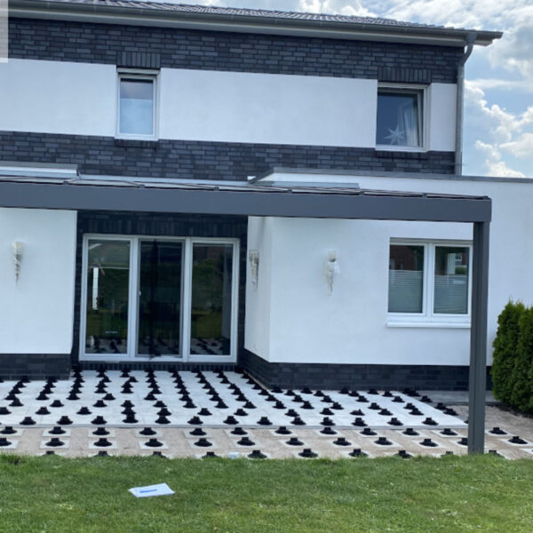 Karle & Rubner TERRACON Terrassenlager 35–70 mm im Terrassenbau, Gesamtansicht mit Garten und Haus