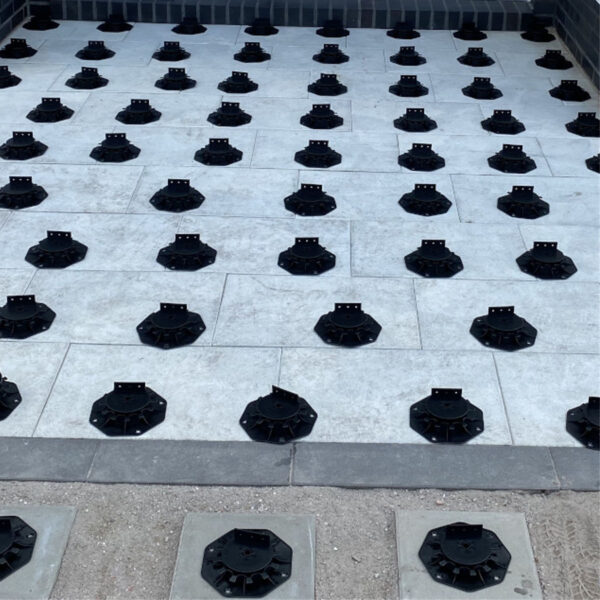 Karle & Rubner TERRACON Terrassenlager 35–70 mm auf Stein- und Sandboden vor der Terrassentür verteilt