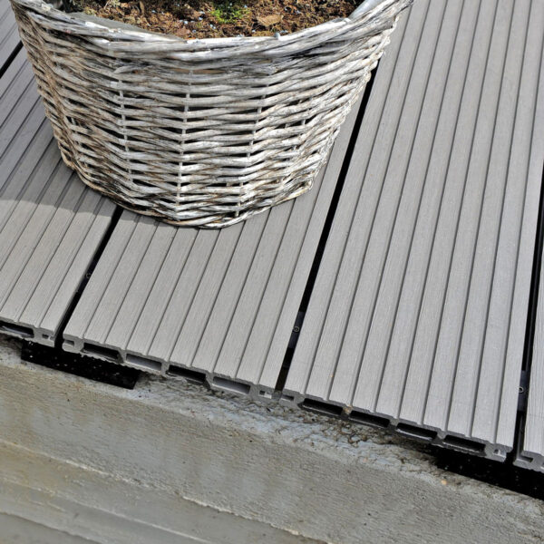 WARI Gummigranulat-Pads in der Anwendung beim Terrassenbau, Unterkonstruktion mit Pads und Dielen